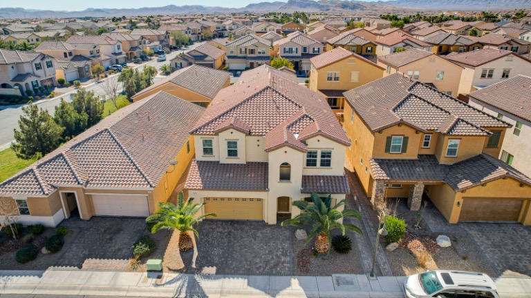 Las Vegas Beautiful Home in Guard Gated 